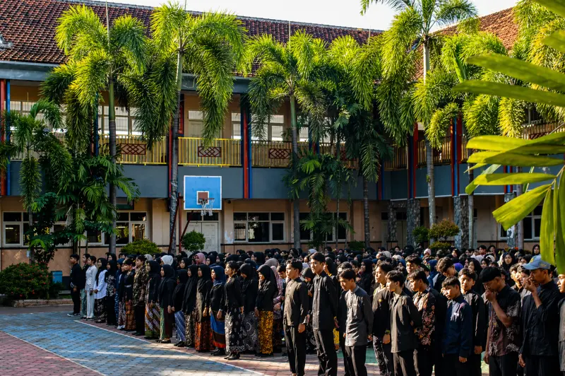 UPACARA PERINGATAN HARI KARTINI DI SMK PGRI ROGOJAMPI : MENELADANI SEMANGAT EMANSIPASI PEREMPUAN