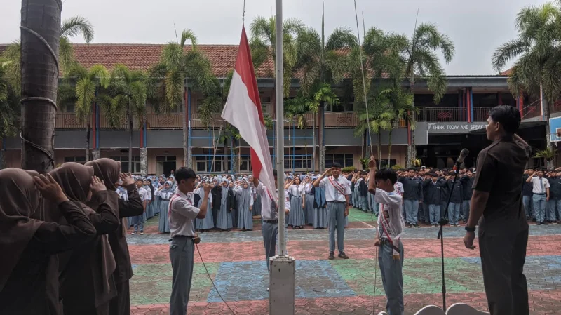 UPACARA RUTIN SMK PGRI ROGOJAMPI, 27 APRIL 2026: TEKANKAN KEDISIPLINAN SISWA SEBAGAI KUNCI PERUBAHAN