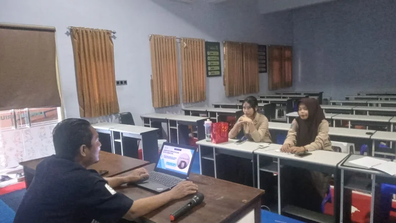 MENULIS BERITA JADI BEKAL MASA DEPAN SISWA SMK PGRI ROGOJAMPI DI ERA DIGITAL
